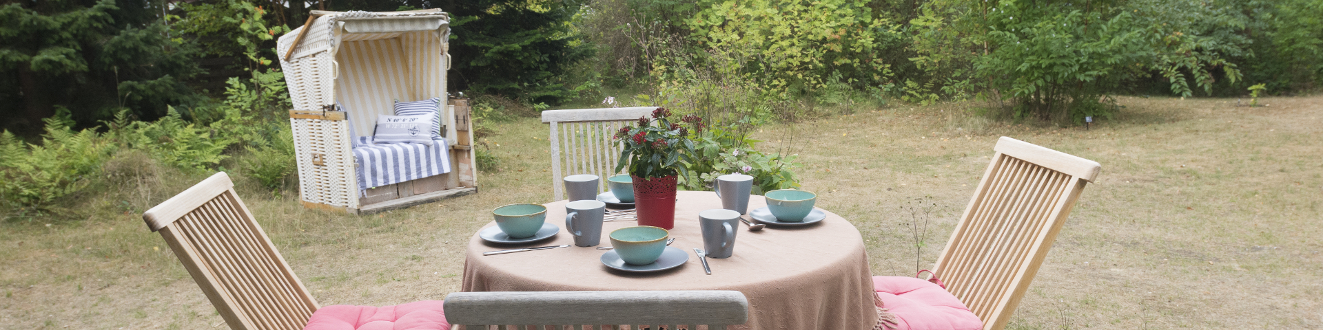 /site/assets/files/1/gedeckter-tisch-garten.jpg